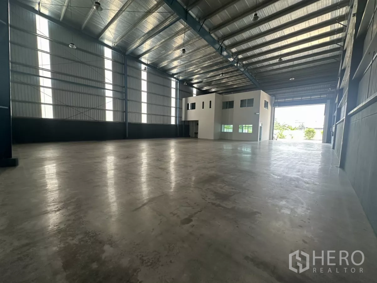 โรงงาน ให้เช่าในBang Phli, Samut Prakan - ภายในโกดังโล่งกว้าง เห็นประตูม้วนสูงและบล็อกสำนักงานภายใน
