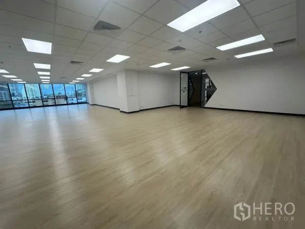 办公空间 出租在Chatuchak, Bangkok - 215㎡宽敞开放式办公区，木纹地板、LED灯、可见城市景观。