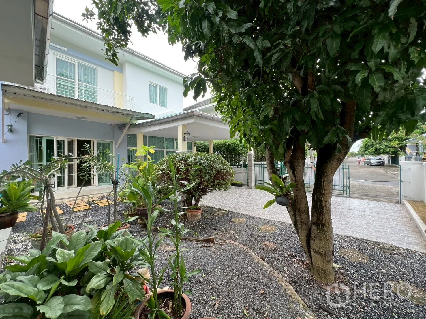 บ้าน ขายในMin Buri, Bangkok - สวนข้างบ้าน มีต้นไม้และกระถางต้นไม้ มองไปทางประตูรั้ว