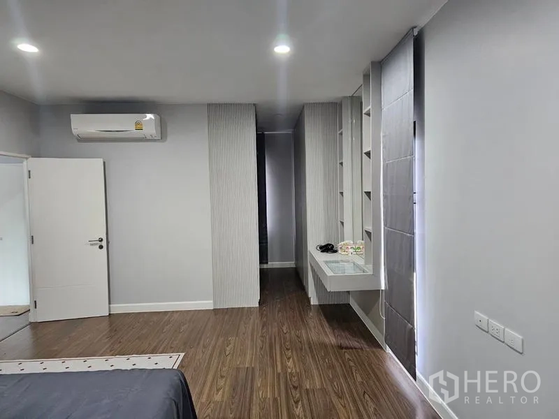 Detached House for rent or sale in Lam Luk Ka, Pathum Thani - Master suite view with built-in desk and wardrobe niche