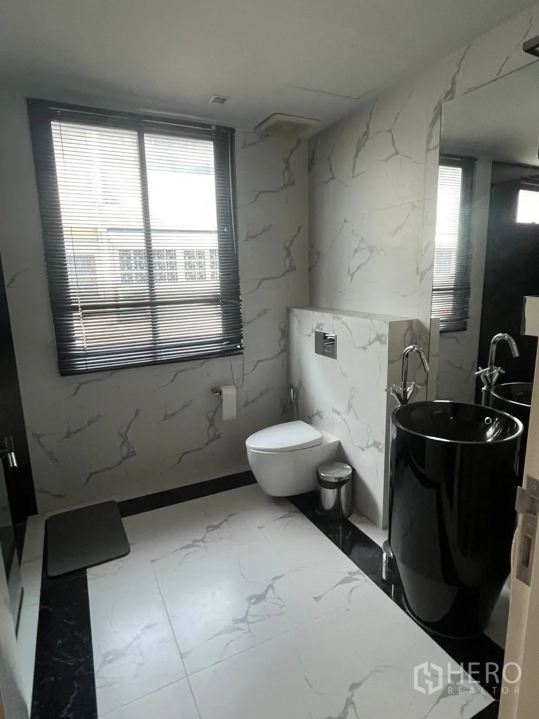 家庭办公室 for rent in Watthana, Bangkok - 现代浴室，仿大理石墙地砖与黑色立柱式洗手盆。