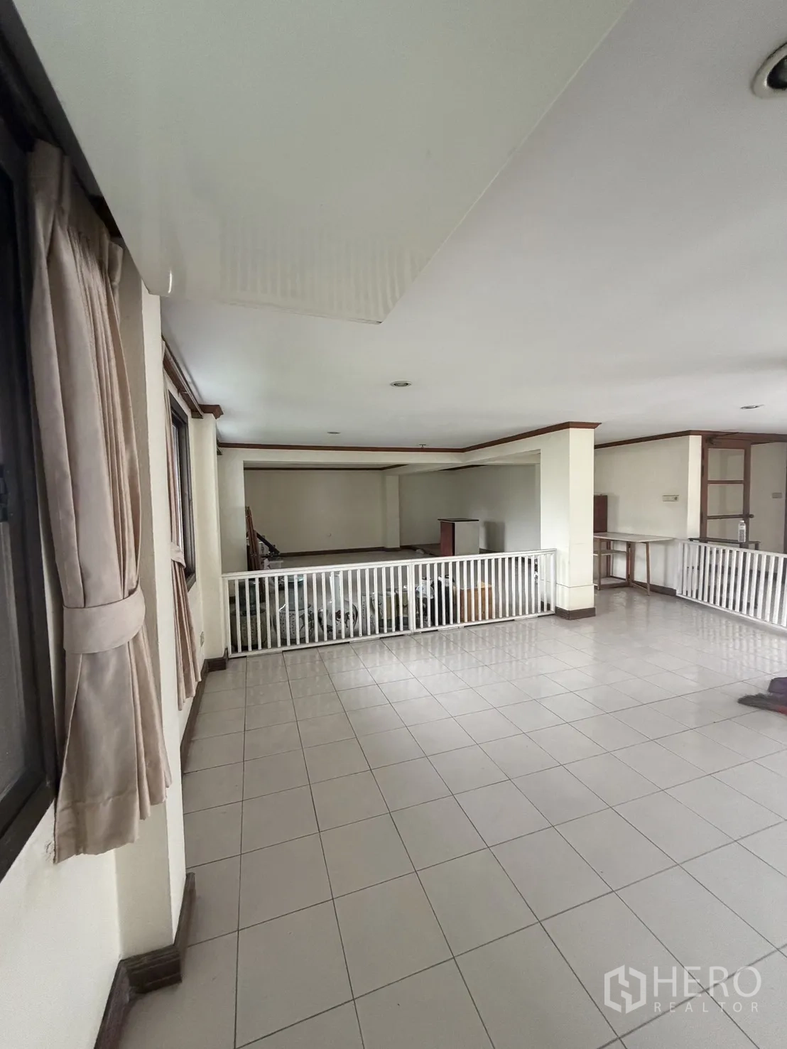 โฮมออฟฟิศ for rent in Watthana, Bangkok - พื้นที่นั่งเล่นชั้นลอย ปูกระเบื้อง พร้อมราวกันตกสีขาว
