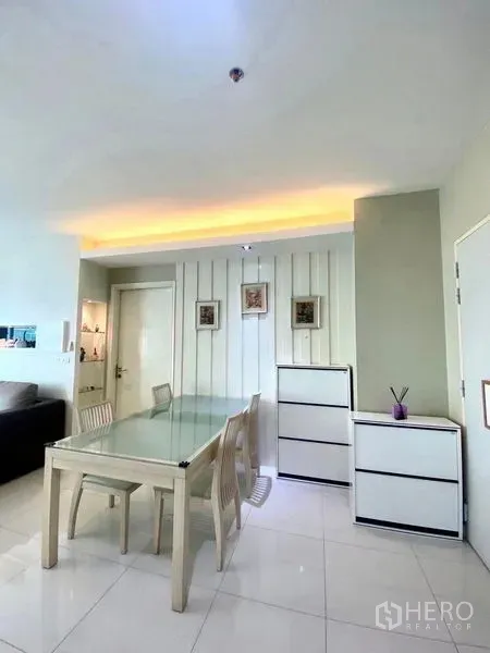 公寓 出租或出售在Bang Kapi, Bangkok - 明亮餐区，玻璃餐桌四椅与温暖灯带吊顶。