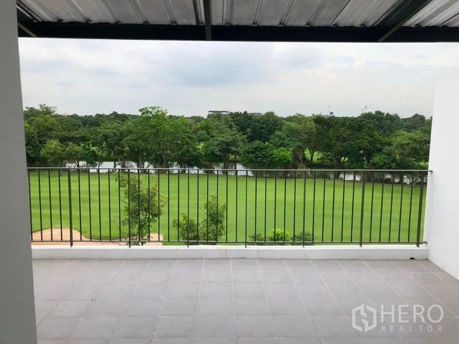 Townhouse for sale in Bang Kapi, Bangkok - Spacious balcony with railing overlooking lush green golf course and lakes.