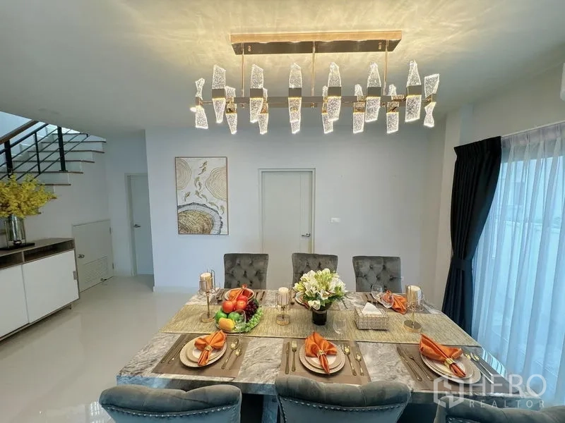 Detached House for rent or sale in Bang Phli, Samut Prakan - Dining area set for six beneath a statement crystal chandelier.