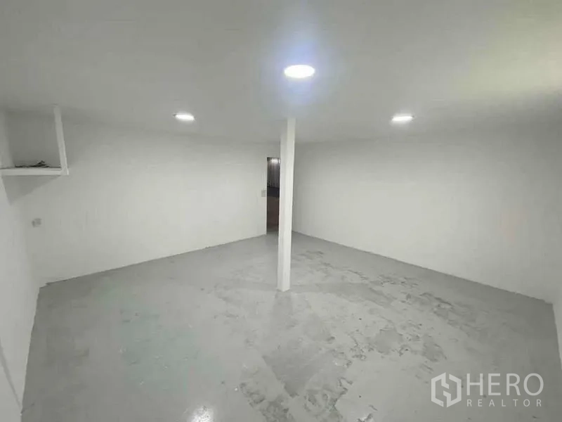 货栈 出租在Bang Phli, Samut Prakan - 仓库内洁白的办公室或员工房，顶灯明亮，混凝土地面。