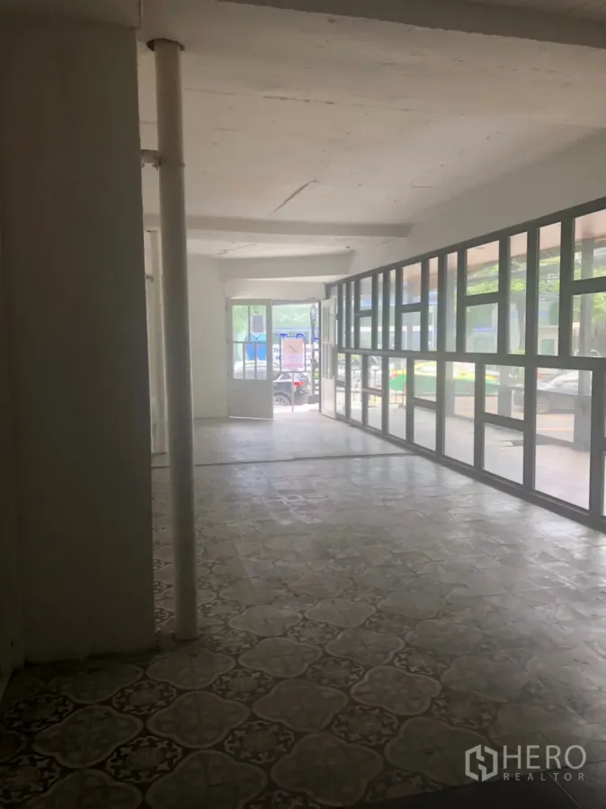 Retail Space for rent in Khlong Toei, Bangkok - Open-plan retail unit with patterned tile flooring and full-height glass storefront near BTS Thonglor.