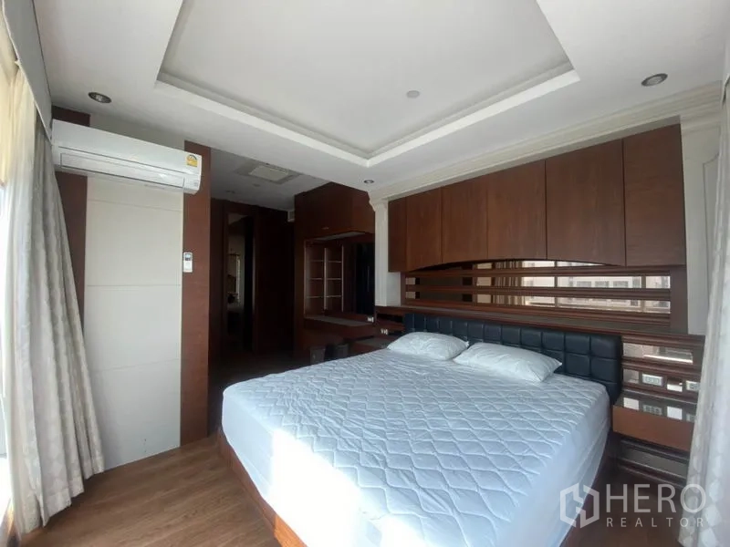 公寓 出租在Sathon, Bangkok - 主卧，定制木质床头柜体，采光充足。