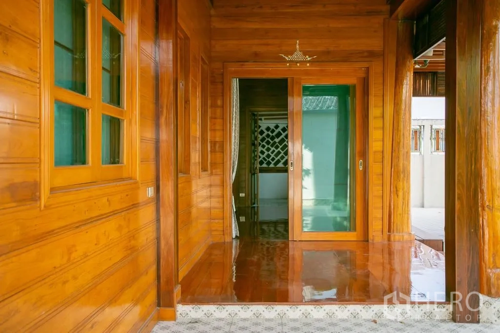 独栋房屋 for rent or sale in Huai Khwang, Bangkok - 有顶木质门廊，设推拉玻璃门与窗户。