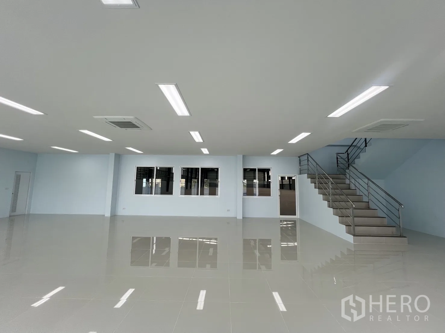 Warehouse for rent in Mueang Samut Prakan, Samut Prakan - Ground-floor office space with staircase and interior windows overlooking the warehouse.