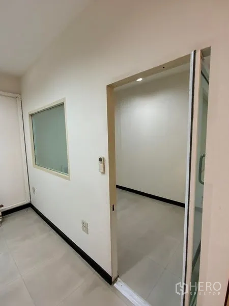 办公空间 出租在Watthana, Bangkok - 小型会议室，配滑动玻璃门和室内观察窗