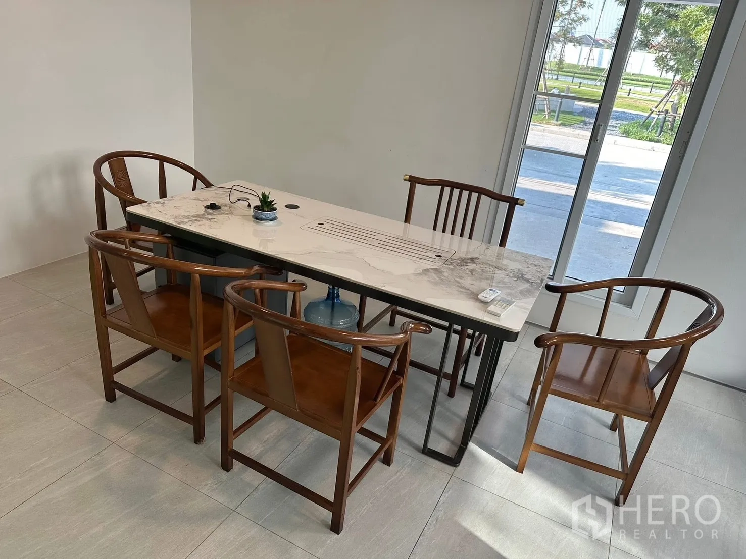 独栋房屋 for rent in Bang Phli, Samut Prakan - 餐区配大理石餐桌和木椅，旁有推拉门。