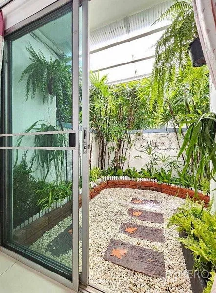 带办公室的家 出租或出售在Suan Luang, Bangkok - 带顶棚的热带花园，踏步石与推拉玻璃门