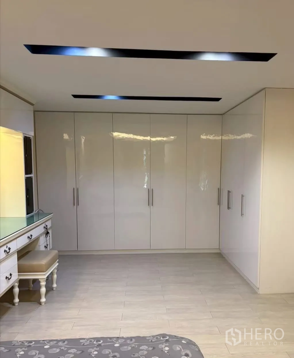 ทาวน์เฮาส์ for rent in Pathum Wan, Bangkok - ห้องนอนใหญ่มีตู้เสื้อผ้าบิวท์อินเต็มผนังและโต๊ะเครื่องแป้ง.
