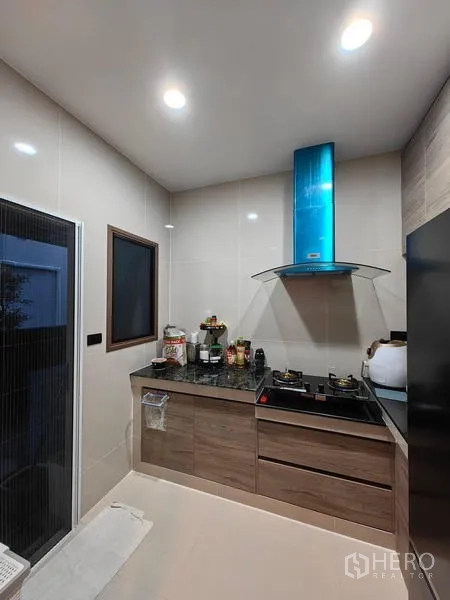 Detached House for rent in Bang Kapi, Bangkok - Alternate view of Thai kitchen with blue chimney hood and window