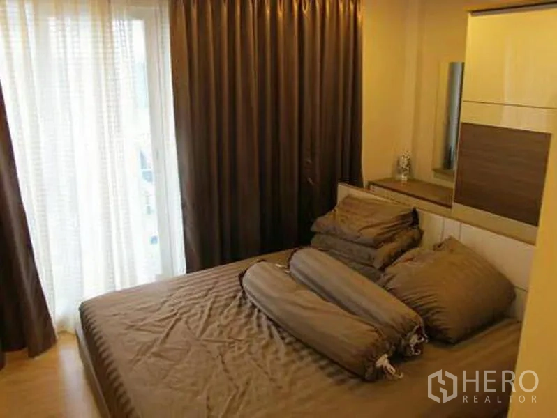 联排别墅 出租或出售在Wang Thonglang, Bangkok - 卧室配双人床，落地窗帘与小型梳妆台。