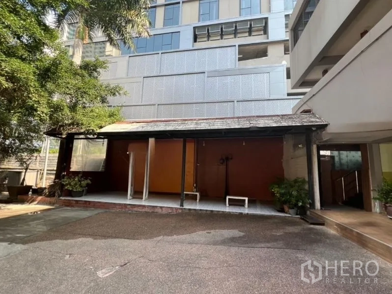 Retail Space for rent or sale in Khlong Toei, Bangkok - Open-air covered patio or small stage beside the parking area.