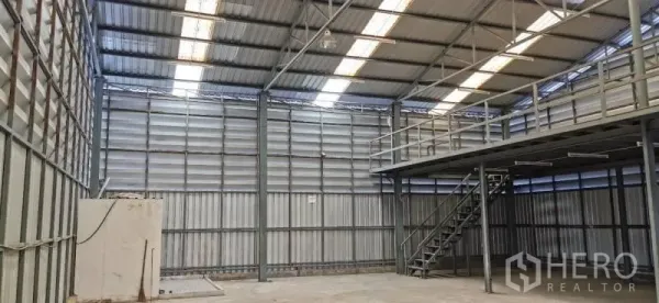 货栈 出租在Huai Khwang, Bangkok - 室内设采光板屋面与通风百叶，夹层提供额外存储空间。