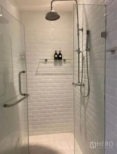 Townhouse for rent in Khlong Toei, Bangkok - Walk‑in shower with rain head, handheld sprayer and clear glass enclosure.