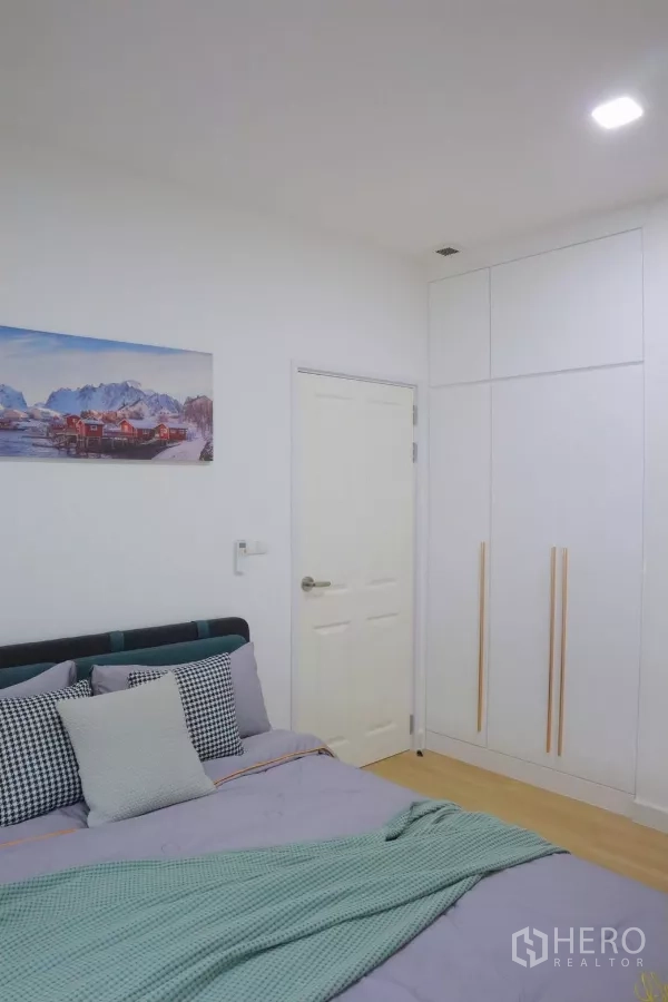 独立式住宅 出租在Bang Phli, Samut Prakan - 客卧另一角度，展示内置衣柜与白色门。