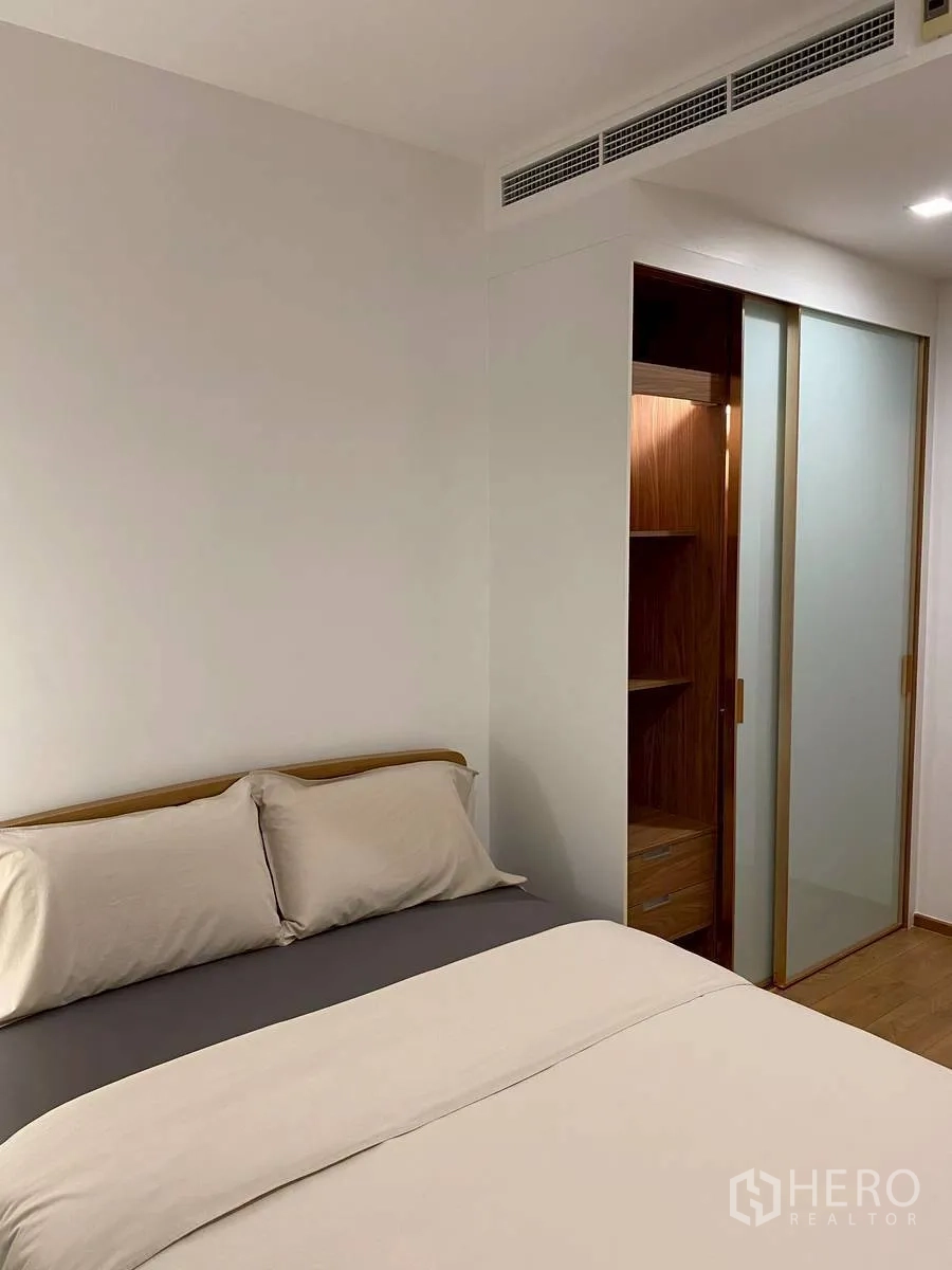 คอนโด for rent in Watthana, Bangkok - ห้องนอนเตียงคู่พร้อมตู้เสื้อผ้าบานเลื่อนกระจกฝ้า