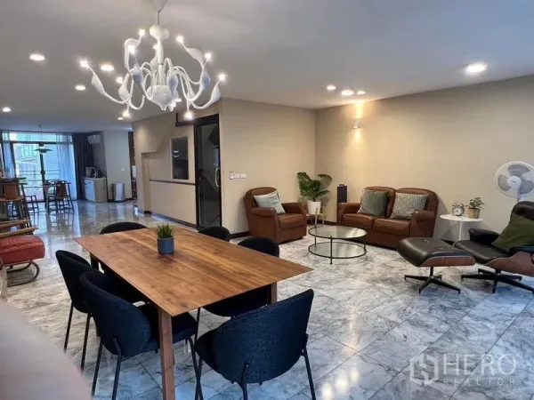 联排别墅 出售在Suan Luang, Bangkok - 开放式客餐厅，木餐桌、枝形吊灯与整面窗。
