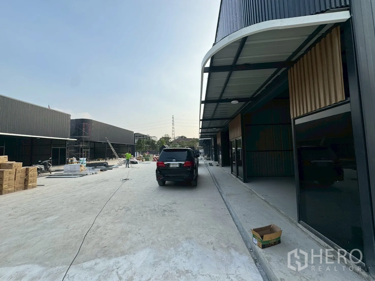 คลังสินค้า for rent in Suan Luang, Bangkok - ยูนิตคลังสินค้าโครงสร้างเหล็กสีดำสร้างใหม่ พร้อมหลังคากันสาดและถนนคอนกรีตกว้าง