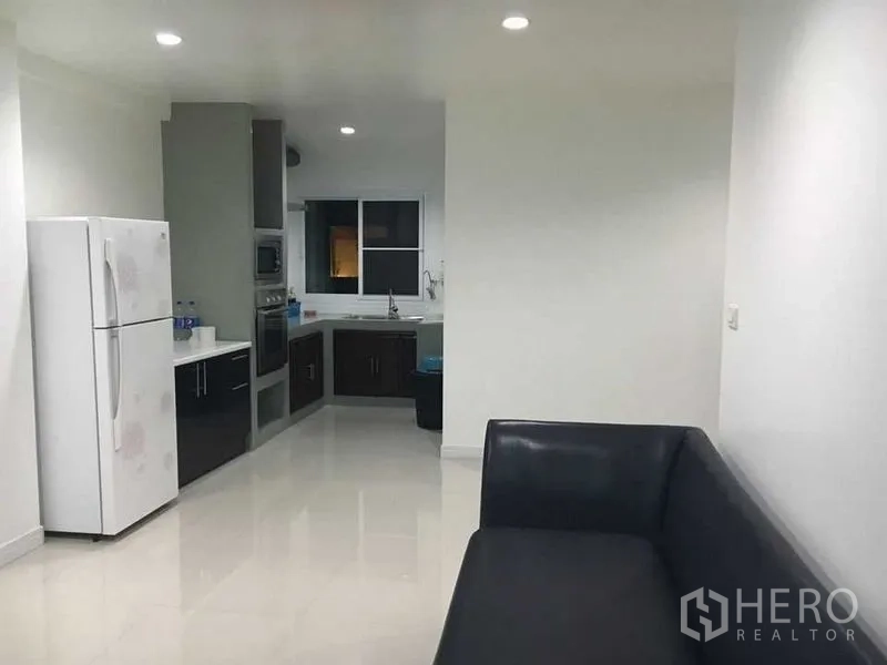 联排别墅 出售在Wang Thonglang, Bangkok - 厨房，双门冰箱、嵌入式烤箱、水槽与黑色柜体