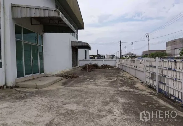 คลังสินค้า ขายในMueang Samut Prakan, Samut Prakan - ลานคอนกรีตและทางขับข้างโกดัง พร้อมรั้วและประตูโหลดสินค้า