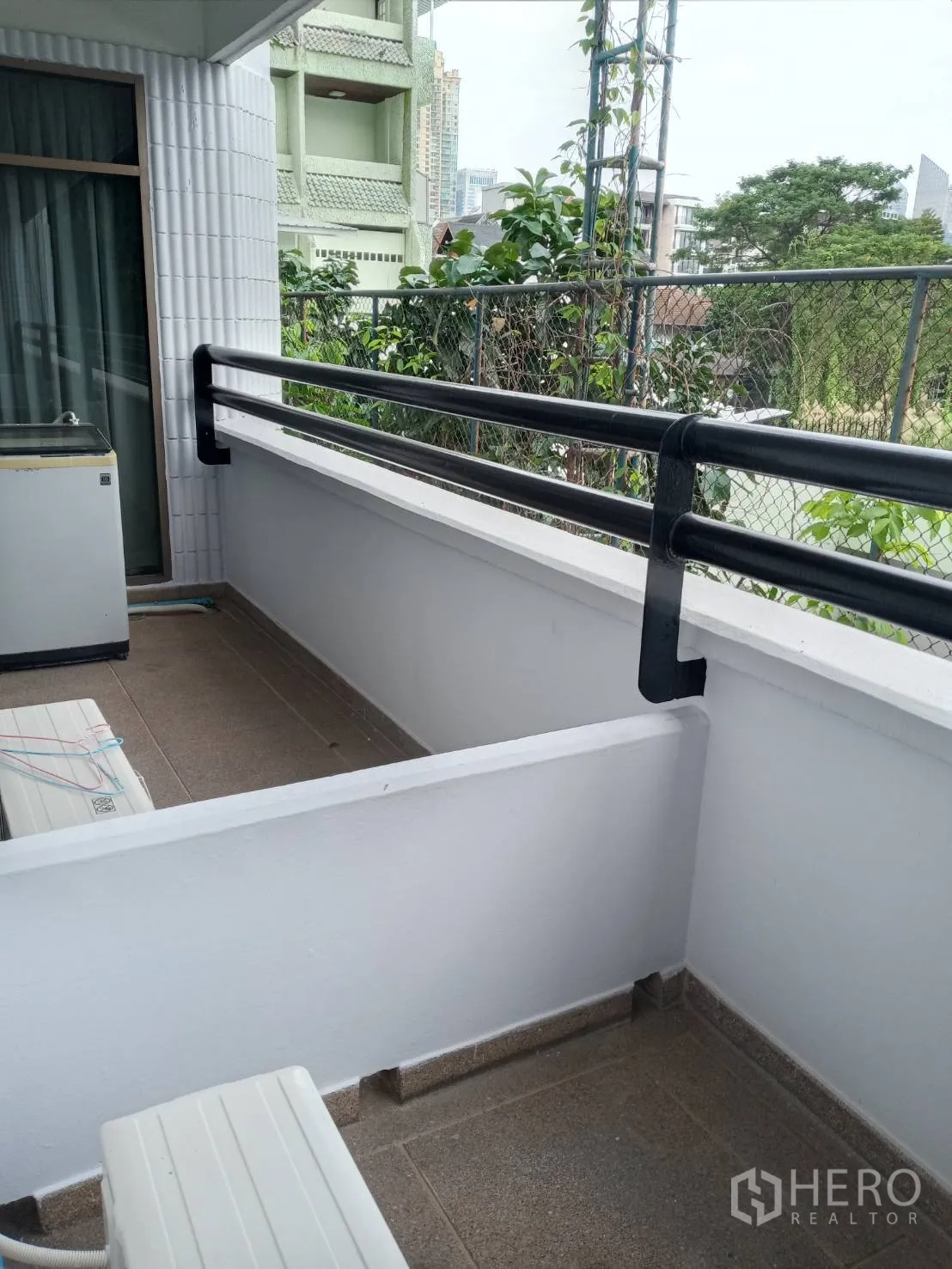 房间 出租在Watthana, Bangkok - 狭长阳台，设栏杆与室外空调机，眺望社区景色。