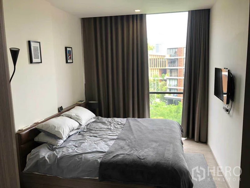 公寓 出租在Watthana, Bangkok - 主卧配大床与落地窗，面向中庭。