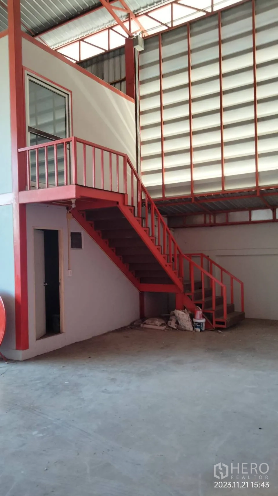仓库 for rent in Bang Phli, Samut Prakan - 仓内楼梯通往夹层办公室。