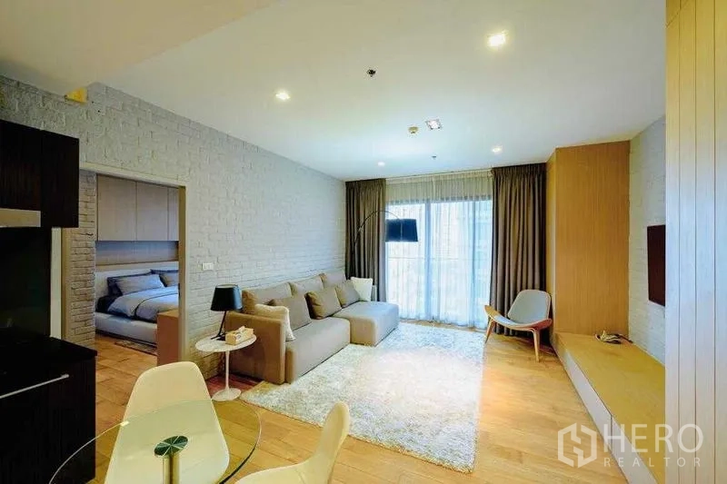 คอนโด ให้เช่าในWatthana, Bangkok - ห้องนั่งเล่นมองไปยังประตูห้องนอนและครัว พื้นไม้ทั่วทั้งห้อง