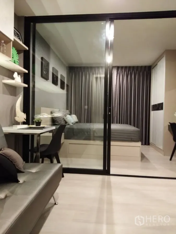 คอนโด ให้เช่าในHuai Khwang, Bangkok - ห้องนั่งเล่นสไตล์โมเดิร์นกั้นกระจกบานเลื่อนเชื่อมกับห้องนอน