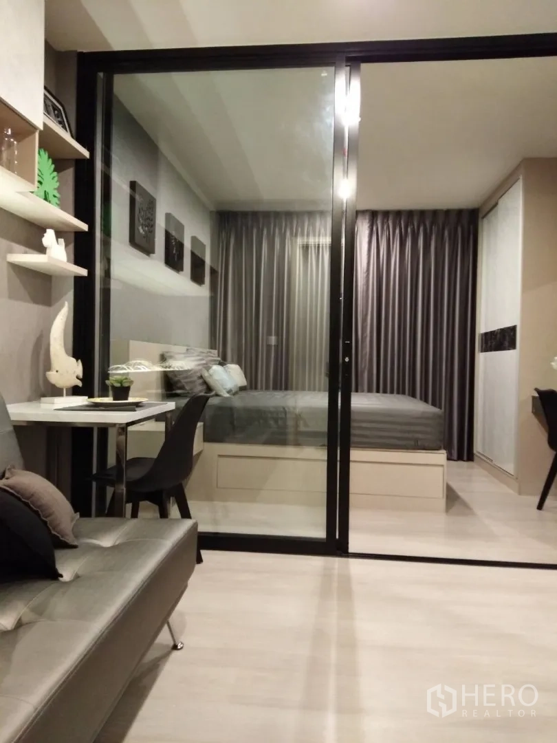 คอนโด ให้เช่าในHuai Khwang, Bangkok - ห้องนั่งเล่นสไตล์โมเดิร์นกั้นกระจกบานเลื่อนเชื่อมกับห้องนอน