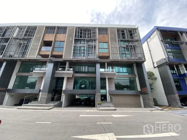 Home Office for rent or sale in Bang Phli, Samut Prakan - Street view of a modern multi‑storey home office with large glass façade in Bang Phli.