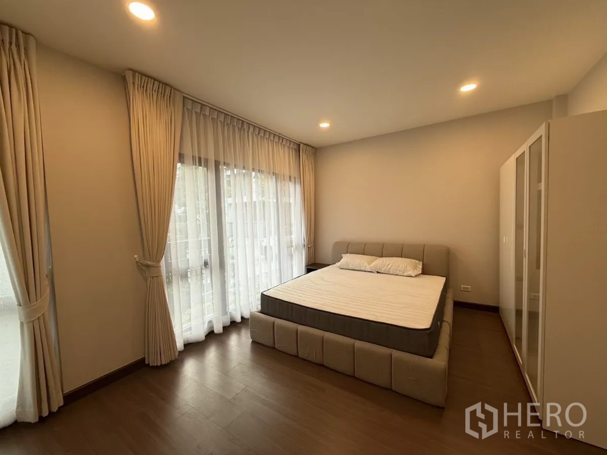 独立式住宅 出租在Bang Phli, Samut Prakan - 角落卧室，落地窗、床与衣柜。