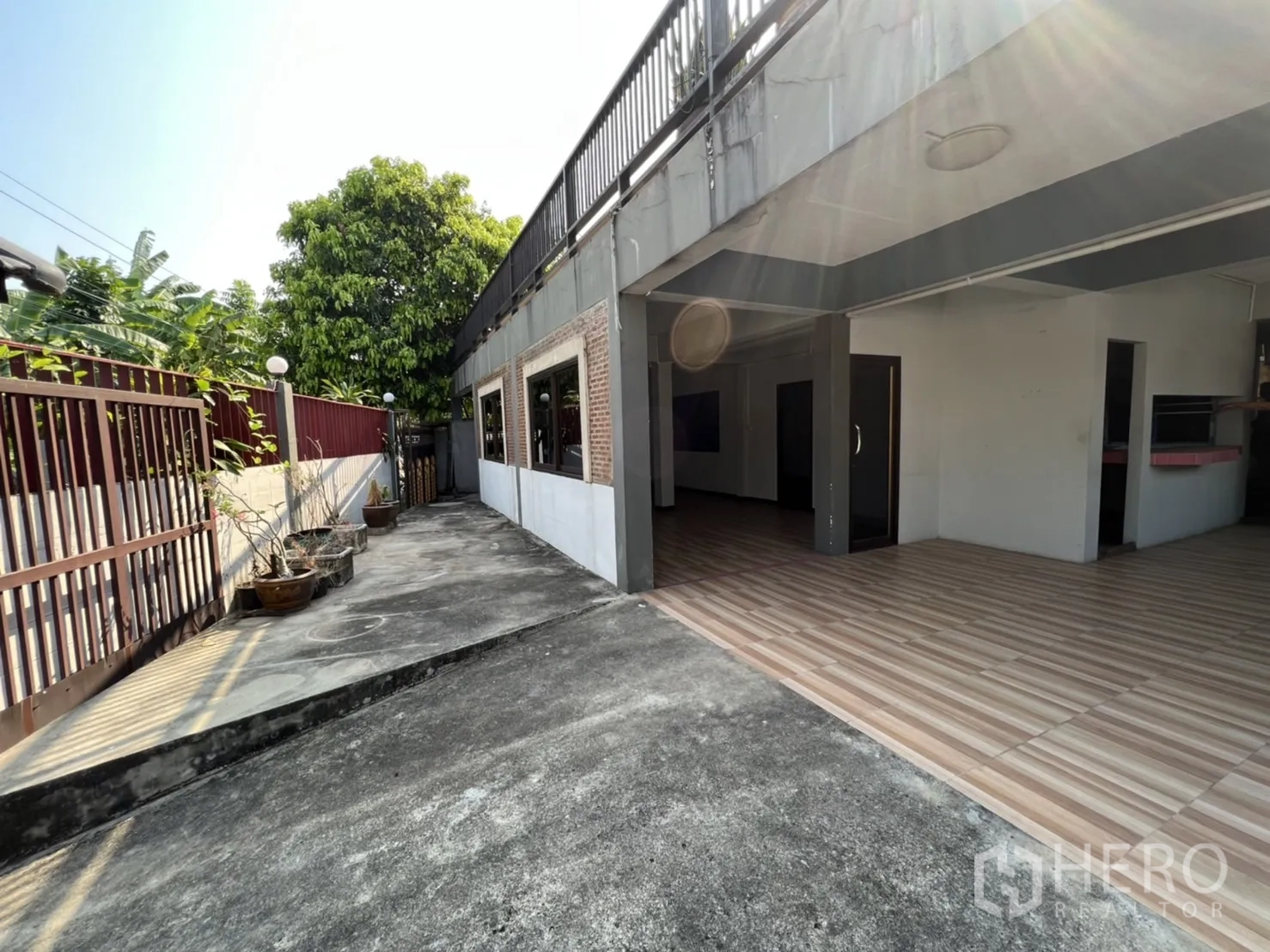 带办公室的家 出租在Watthana, Bangkok - 侧边车道与半开放式大厅，出入口宽敞。