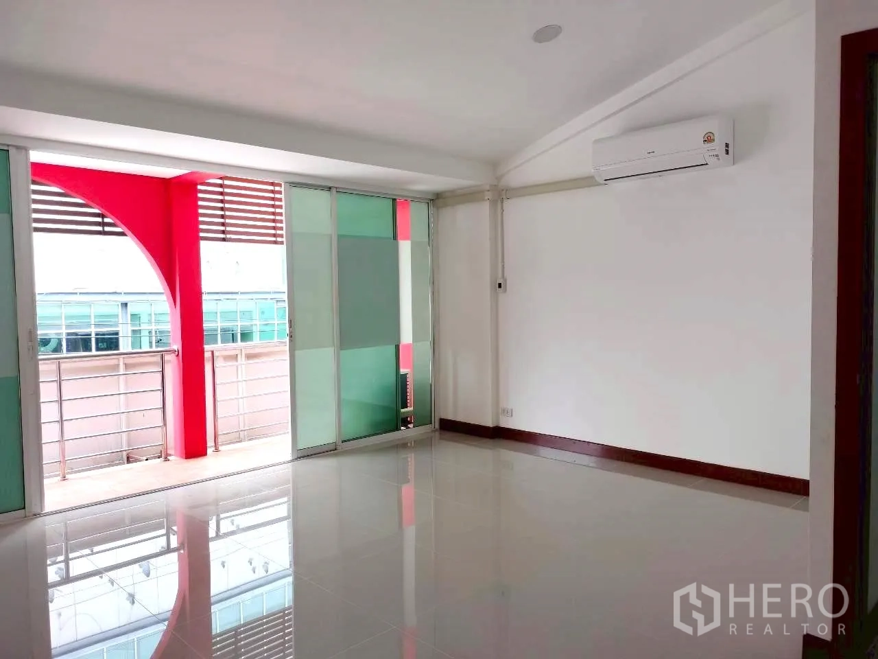 家庭办公室 for rent in Watthana, Bangkok - 楼上房间连接阳台，磨砂玻璃推拉隔断。
