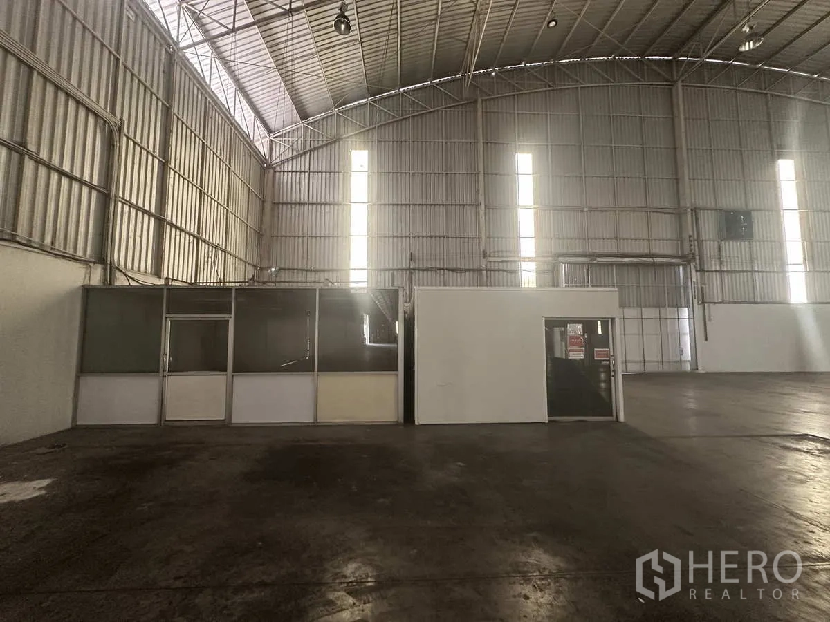 Warehouse for rent in Bang Pa-in, Phra Nakhon Si Ayutthaya - Internal office pod and roller-door access within spacious warehouse bay.