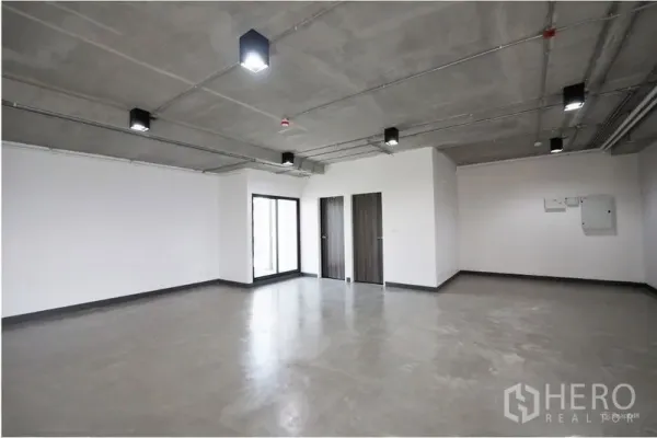 สำนักงาน ให้เช่าในWatthana, Bangkok - ภายในสำนักงานกว้าง ฝ้าเปลือย พื้นคอนกรีต ประตูไม้สองบาน และประตูกระจกบานเลื่อน