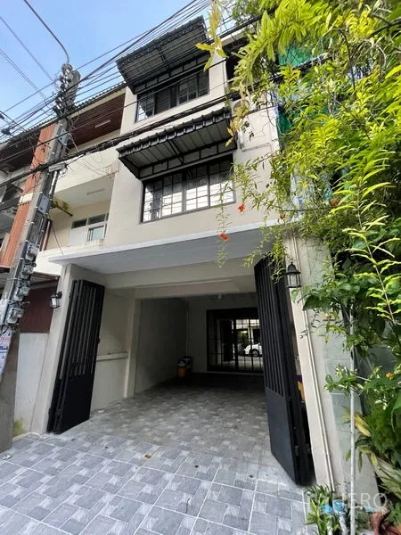 ทาวน์เฮาส์ ให้เช่าในPhra Khanong, Bangkok - ทาวน์เฮ้าส์ 3 ชั้นด้านหน้า มีโรงจอดรถ ประตูเหล็ก และพื้นกระเบื้องพร้อมต้นไม้เลื้อย