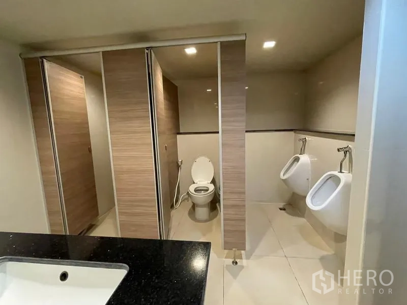Office Space for rent in Ratchathewi, Bangkok - Restroom with toilet cubicles, urinals and black countertop basin.