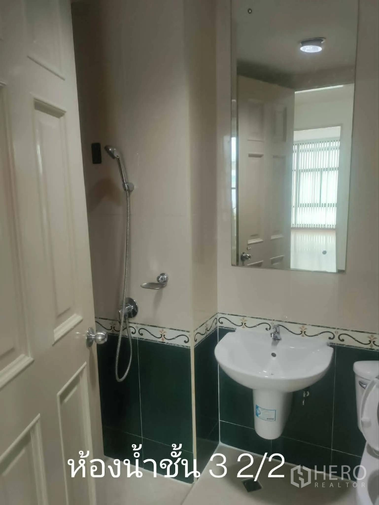 家庭办公室 for rent in Lat Phrao, Bangkok - 紧凑浴室，洗手盆、镜子与马桶旁手持花洒。