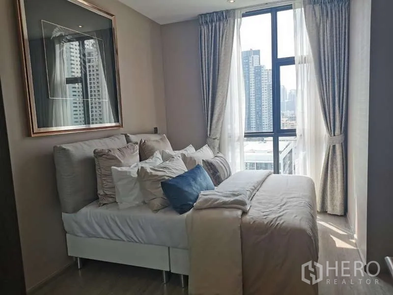 公寓 出租或出售在Watthana, Bangkok - 第二卧室单人床，明亮转角窗