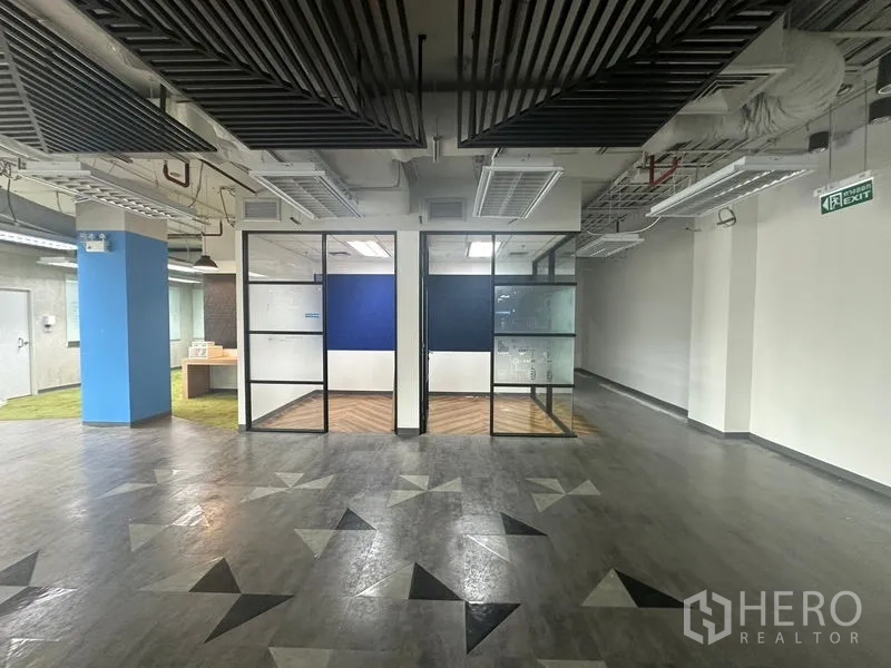 办公空间 出租在Bang Rak, Bangkok - 走廊正对两间玻璃隔断房，几何图案地板。