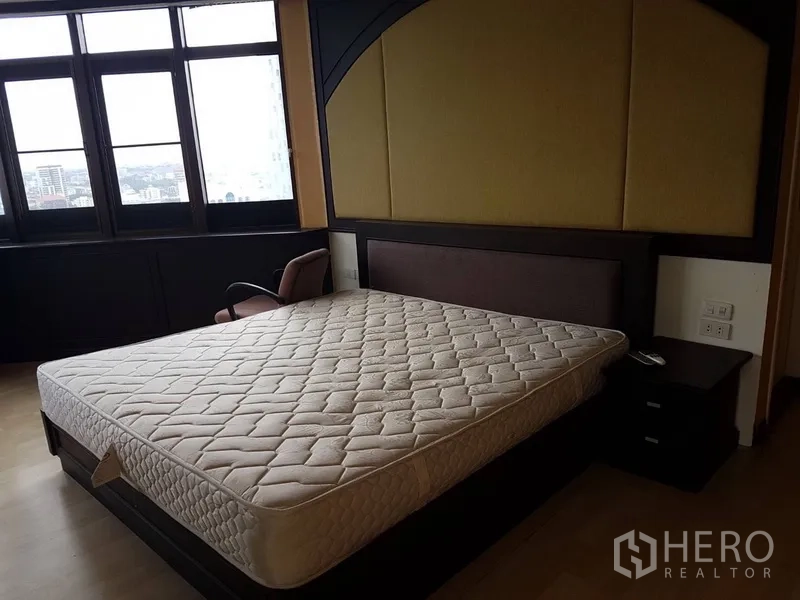 公寓 出售在Watthana, Bangkok - 主卧带大窗与软包床头，享通罗区域城市景观。
