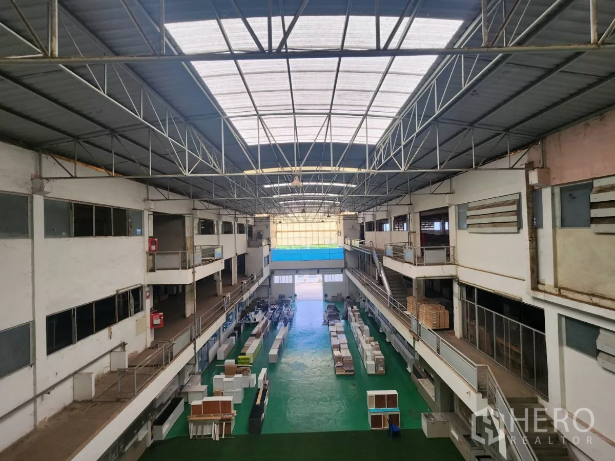 Factory for rent in Mueang Samut Sakhon, Samut Sakhon - Roof‑level view of long‑span skylight and steel trusses over the production area.