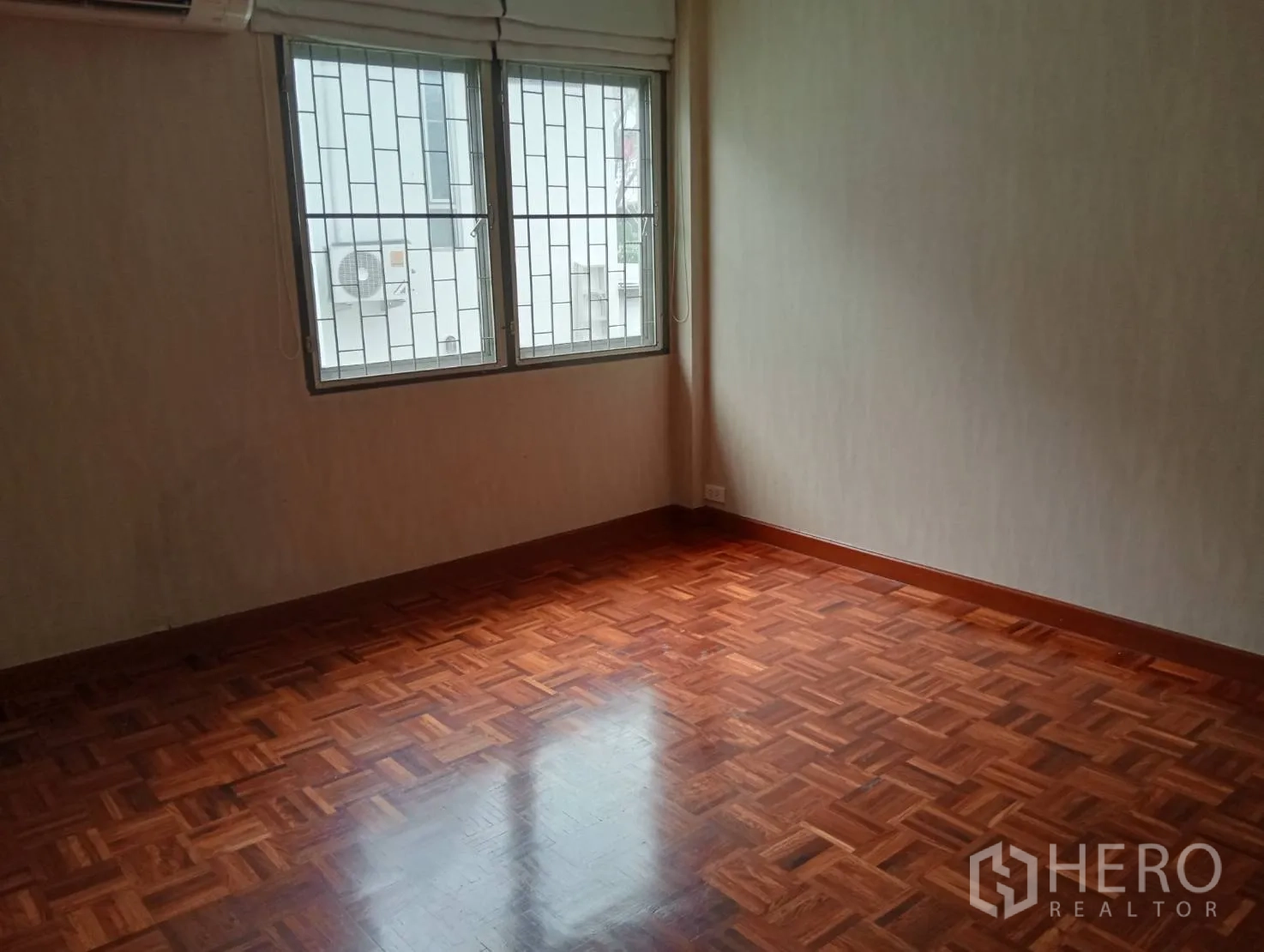 带办公室的家 出租在Khlong Toei, Bangkok - 次卧，双窗与拼花地板