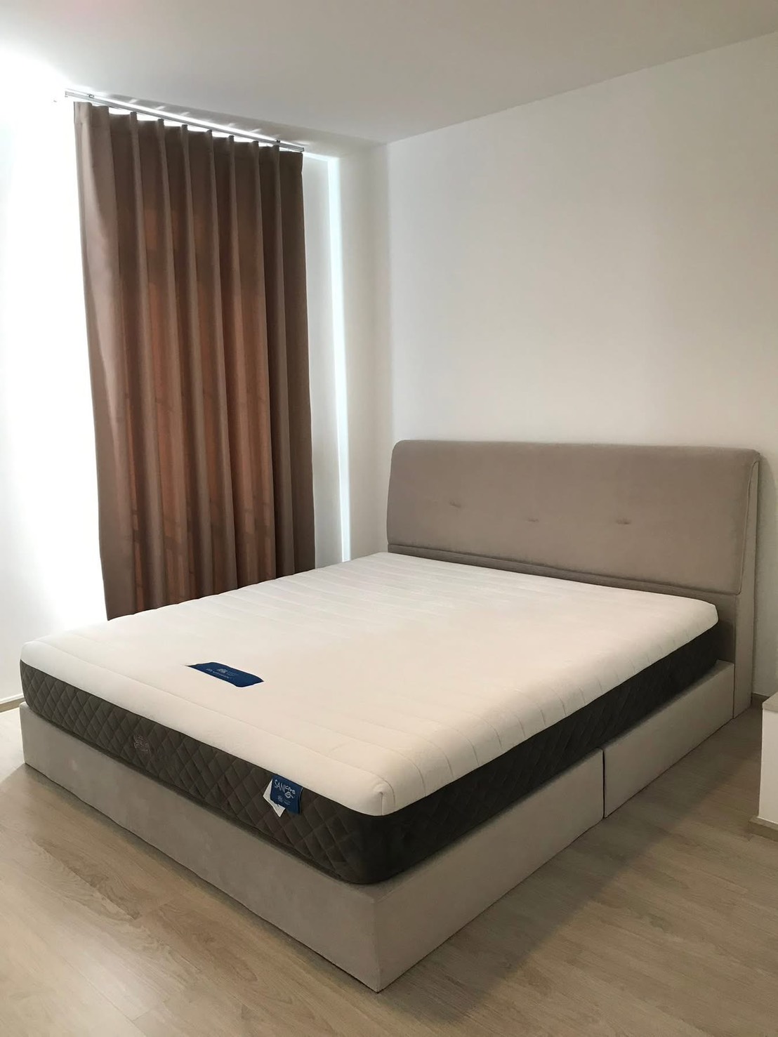 联排别墅 for rent in Prawet, Bangkok - 宽敞卧室，软包床与遮光窗帘。